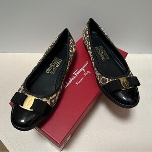Salvatore Ferragamo Rufina Cacao/Beig Print Suede Nero Patent Flats Size 9M